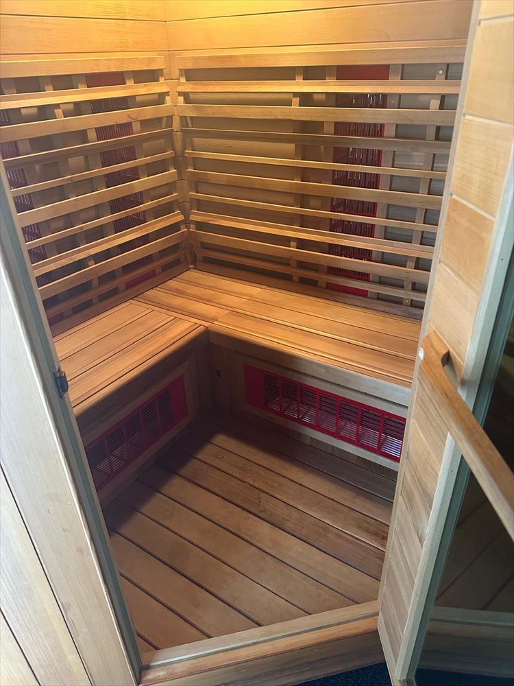 Infra-red cedar sauna